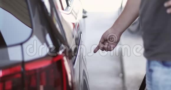 一个人用汽车质量的无铅汽油视频的预览图