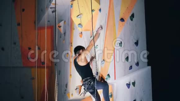 一个运动员在攀爬时踩在墙上侧视视频的预览图