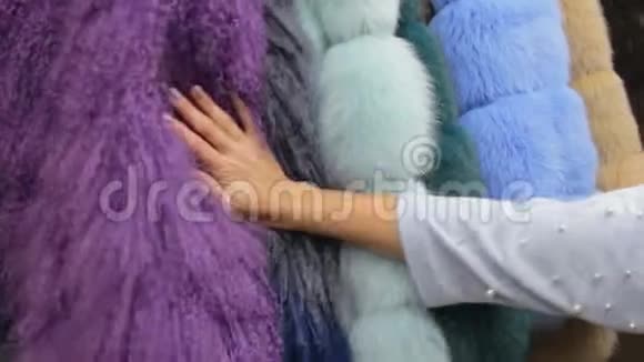 彩色毛茸茸的外套视频的预览图