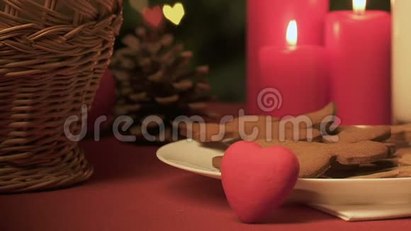 为圣诞老人在姜饼饼干和玩具心脏附近的手提便条视频的预览图