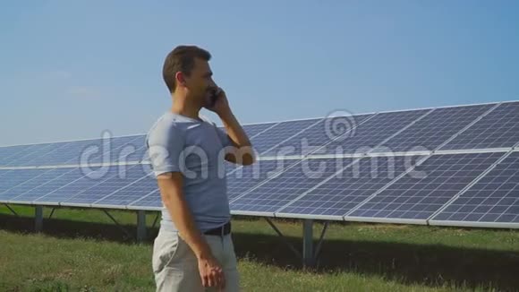 商人用太阳能电池板在现场打电话视频的预览图