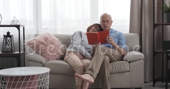 老人在家给妻子读一本书视频的预览图
