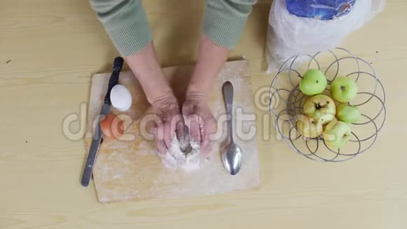 一个做小馅饼的老太婆在木板上倒面粉视频的预览图