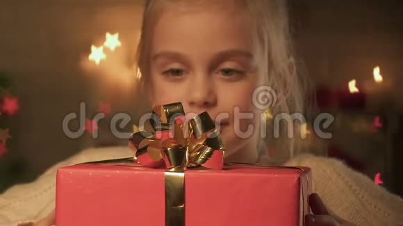 为孤儿送礼物的孩子圣诞节慈善的概念视频的预览图