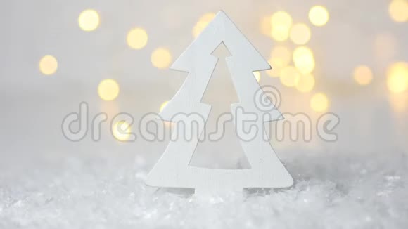 冬天的森林景象圣诞木装饰杉树金色光潋滟落雪创意短片新年视频的预览图