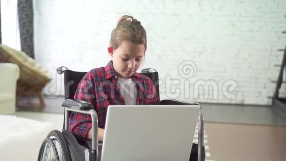 坐轮椅的少女使用笔记本电脑和互联网社交网络的画像视频的预览图