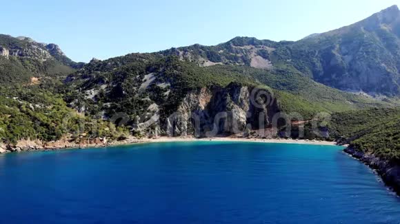 航空的俯视图美丽的夏季海景希腊埃维亚岛的岩石海滩蓝绿色海水的海湾视频的预览图