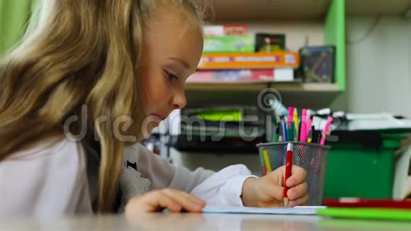 一个女学生用铅笔画画笑视频的预览图