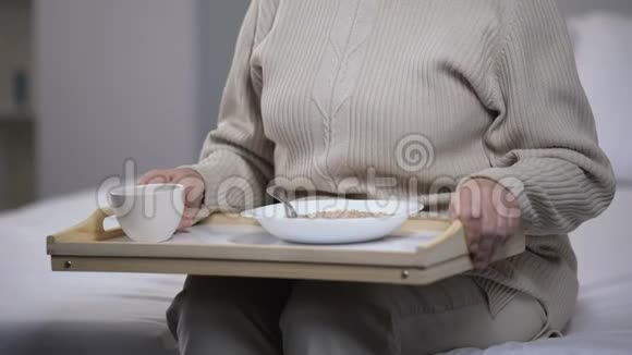 老年妇女在养老院喝茶老年孤独视频的预览图