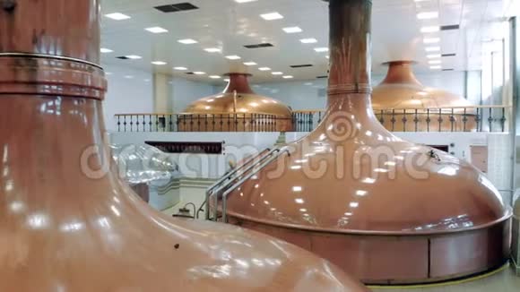 铜制酿造罐及其下面的地板视频的预览图