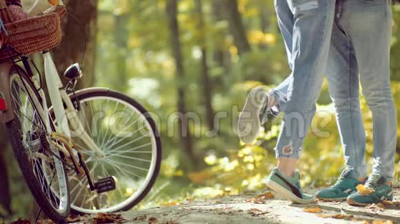 几辆老式自行车恋爱中的情侣阳光明媚的秋日公园里快乐的年轻人秋美人视频的预览图