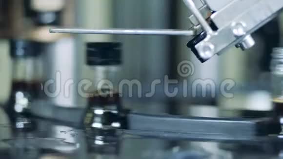 酒精工厂设备在瓶子上贴上盖子现代技术视频的预览图