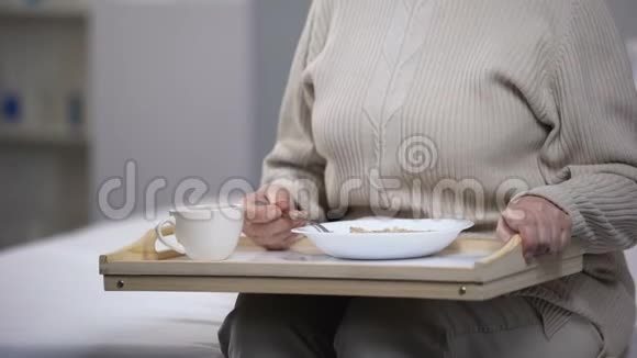 哭着吃晚饭的老太太晚年孤独特写视频的预览图