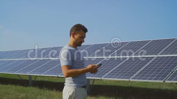 年轻人用太阳能电池板在现场打电话视频的预览图