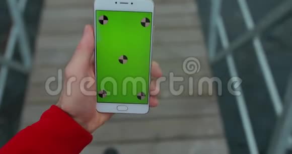 在城市码头男性手持智能手机带空白屏行走视频的预览图