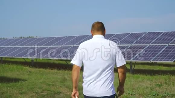 男性拍摄太阳能电池板背面的照片视频的预览图