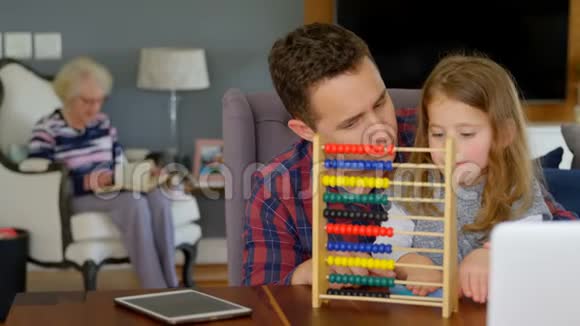 父亲和女儿在客厅玩算盘视频的预览图
