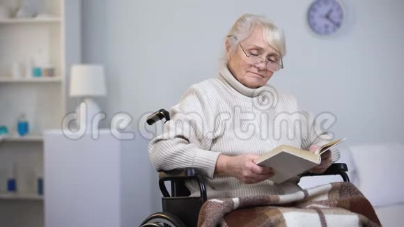 忧郁的残疾妇女戴着眼镜看书晚年孤独视频的预览图