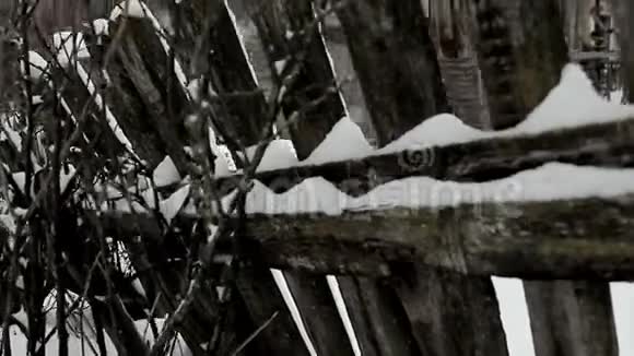 带有柳条门的坚固栅栏破旧的废弃木房子视频的预览图