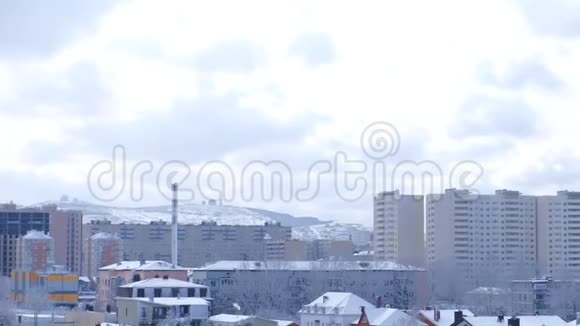 冬天有房子覆盖雪的小镇景色视频的预览图