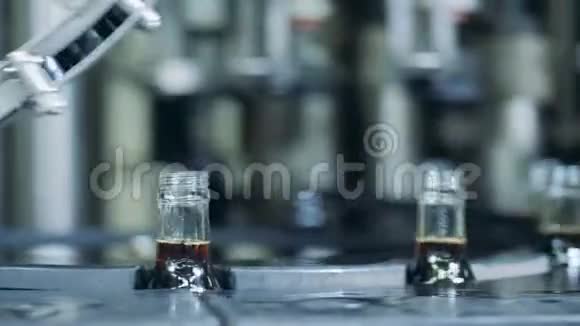 瓶装酒精密封在工厂自动化技术威士忌苏格兰威士忌波旁威士忌视频的预览图