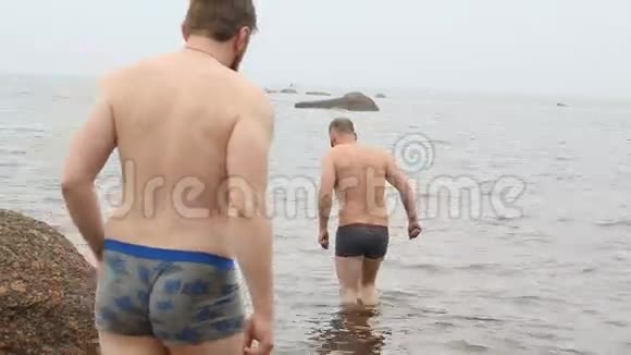 伙计们在游泳视频的预览图