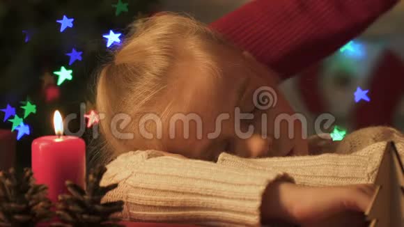 妈妈在圣诞夜为迎接圣诞老人而打盹的女儿视频的预览图