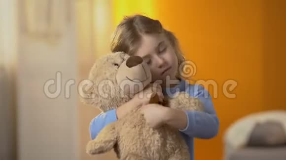 小孤独的女孩拥抱泰迪熊忍受孤独家庭问题视频的预览图