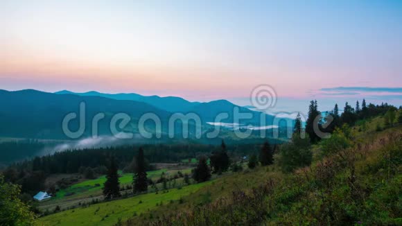 雾蒙蒙的夏日山上美丽的日出视频的预览图
