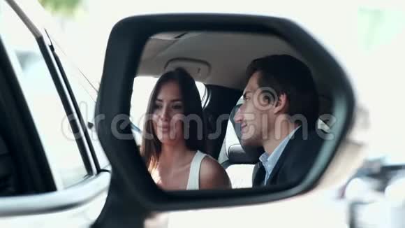 一对夫妇在他们的新车里笑视频的预览图
