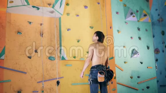 无衫男子站在攀爬墙附近近距离视频的预览图