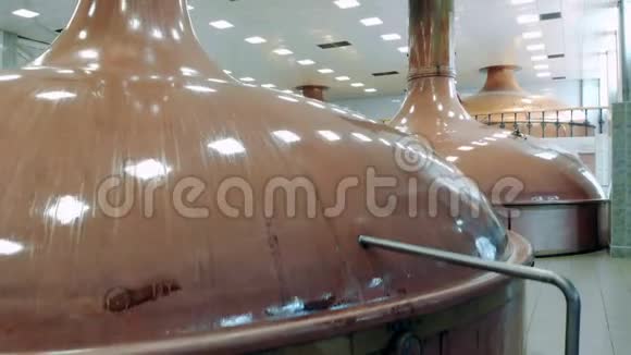 啤酒厂铜壶的俯视图视频的预览图