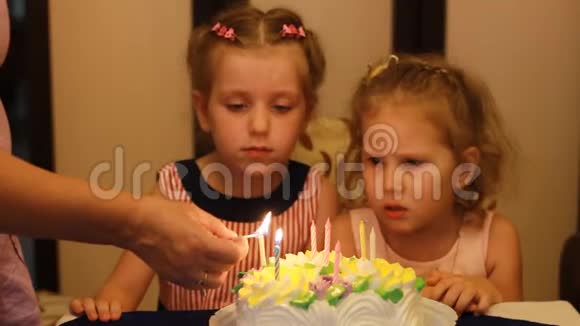 女孩姐姐在一个孩子生日孩子们在蛋糕上看蜡烛视频的预览图