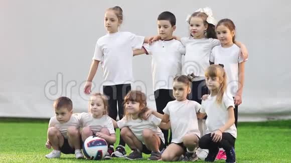 室内足球场一支由小孩子组成的足球队为球队拍照视频的预览图