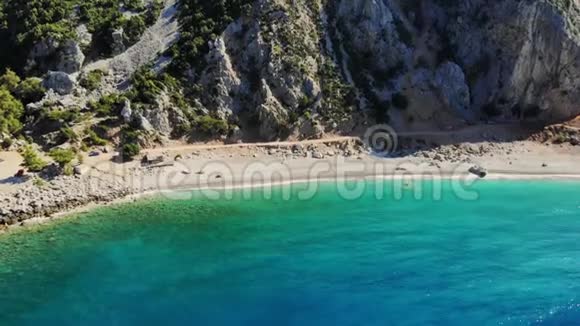 航空的俯视图美丽的夏季海景希腊埃维亚岛的岩石海滩蓝绿色海水的海湾视频的预览图