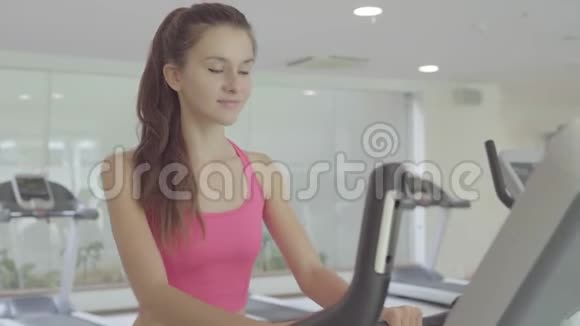女人在健身房骑自行车关门视频的预览图