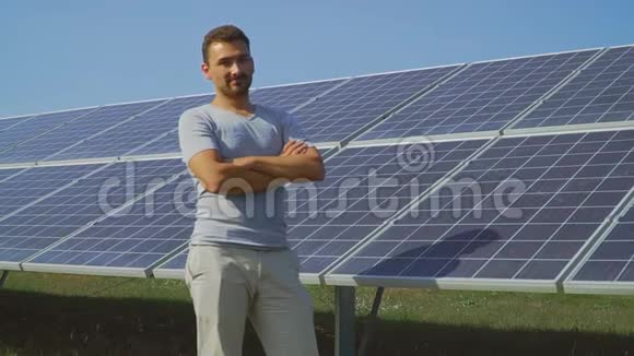 帅哥在太阳能电池板的背景上竖起大拇指视频的预览图