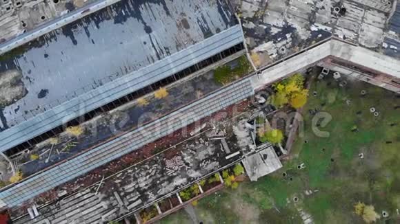 废弃机场生锈建筑物的俯视图视频的预览图