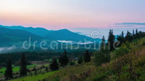 雾蒙蒙的夏日山上美丽的日出视频的预览图