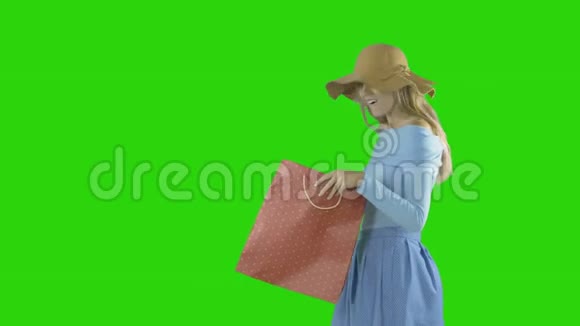 女人去购物春天她把购物袋拿在一个孤立的背景上视频的预览图
