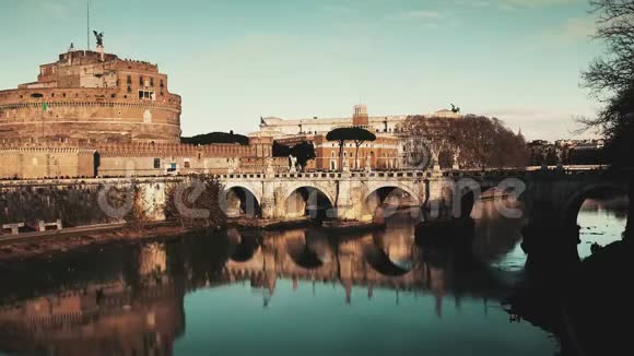 卡斯特尔桑特安杰洛城堡和拥挤的庞特桑特安杰洛桥的时间流逝意大利罗马视频的预览图