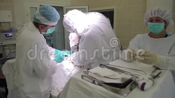 医院医疗队利用新的医疗技术进行手术干预视频的预览图