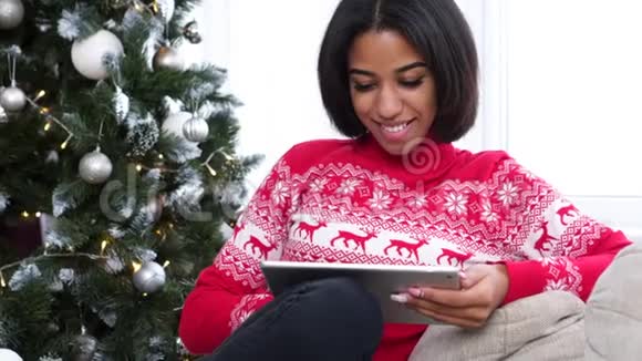 圣诞期间使用数码平板电脑的少女视频的预览图