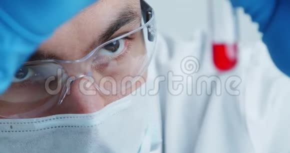 实验室的医务人员用玻璃试管仔细检查血清视频的预览图