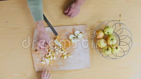 一位老妇人在切苹果一个小女孩拿着一块视频的预览图