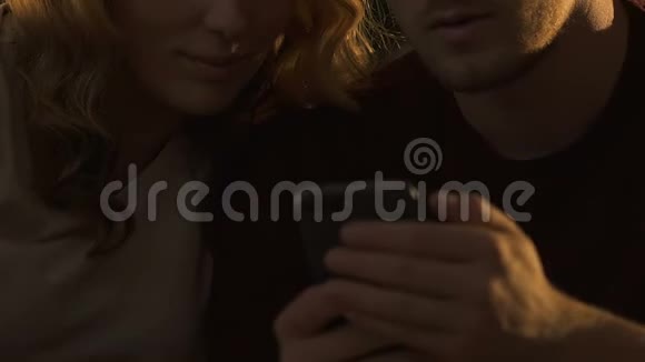 情侣们一起使用智能手机在网上订餐视频的预览图