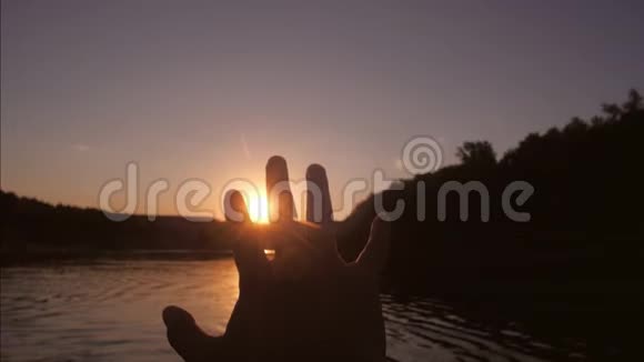 人掌触太阳夕阳照河底视频的预览图