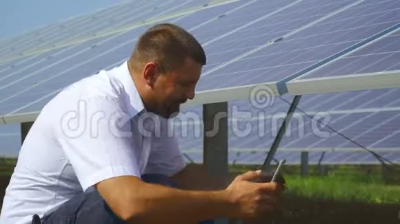 男性拍摄太阳能电池板背面的照片视频的预览图