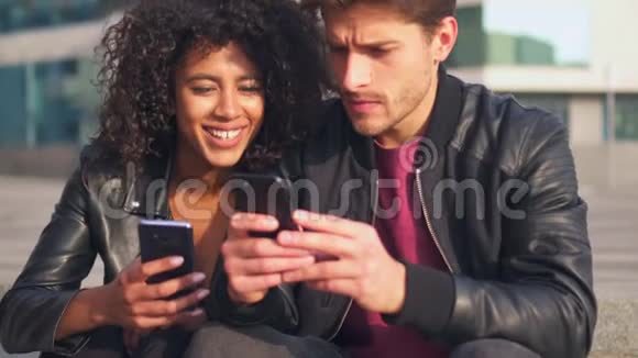 在户外使用手机的情侣视频的预览图