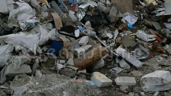工业和家庭废物大型垃圾堆变质的垃圾垃圾倾倒场或垃圾填埋场的脏臭垃圾视频的预览图